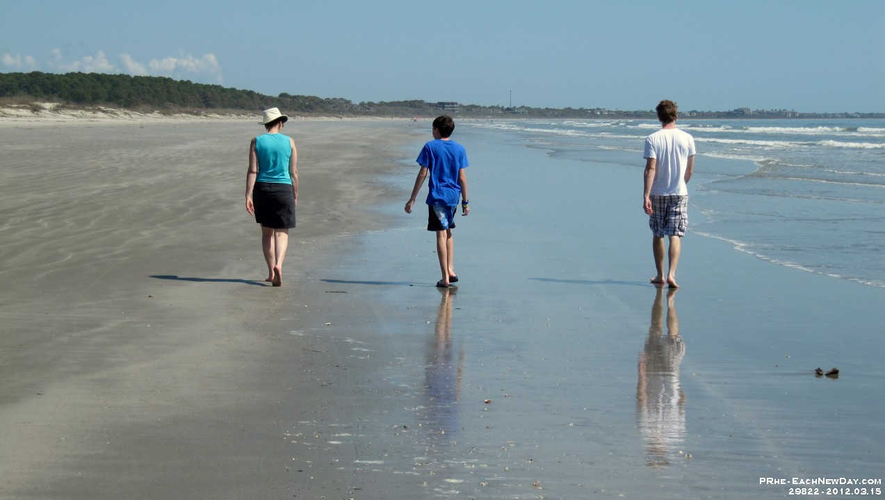 29822CrLe - Vacation at Kiawah Island, SC - On the beach with Beth, Mom, Dan - Andy